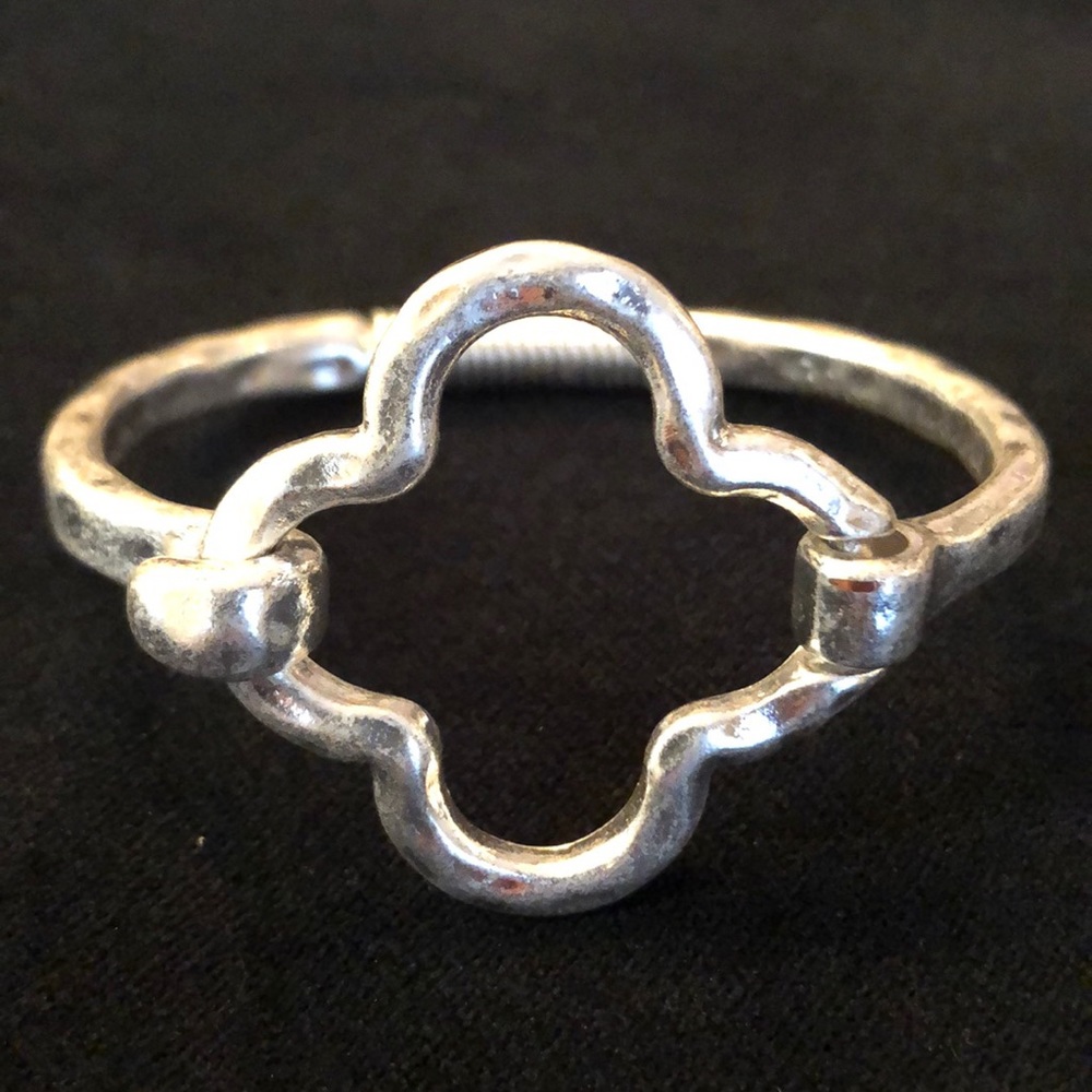 Just in, New silver tone bangle clasp bracelet